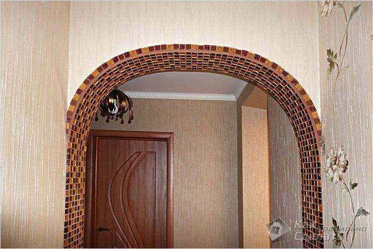 Освещение арки в интерьере с серыми обоями