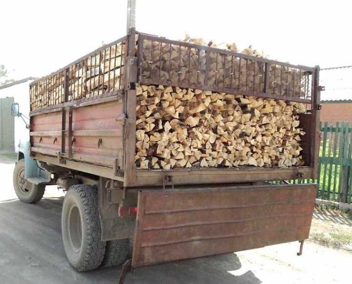 Сколько кубов колотых дров входит в Газель при загрузке под верх