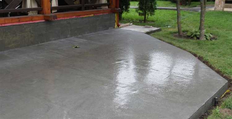 Нужно ли поливать бетон в дождливую или влажную погоду