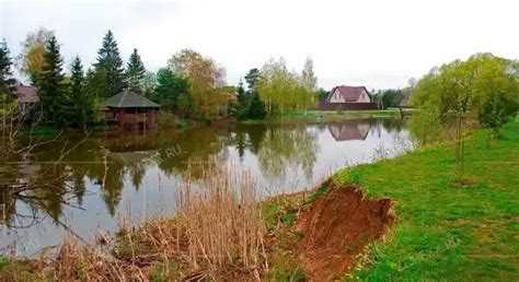 Сколько стоит участок с коммуникациями и без