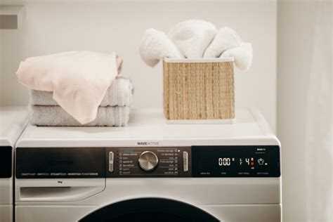 Тип белья существенно влияет на энергопотребление. Хлопковые ткани требуют нагрева воды до 60–90 °C, что повышает расход электроэнергии на 30-50% по сравнению с синтетикой, стираемой при 30–40 °C. Более плотные ткани, например джинса или полотенца, нуждаются в более длительной стирке и интенсивном отжиме, что увеличивает энергозатраты на 15-20% по сравнению с легкими материалами.