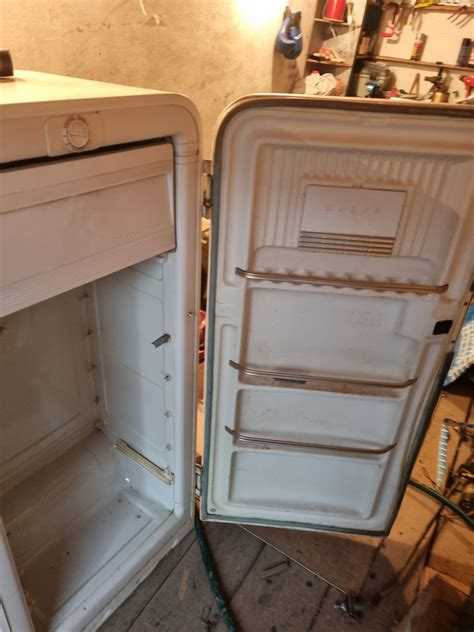 Сколько весит старый холодильник зил