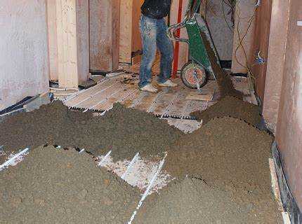 От чего зависит плотность цементной стяжки