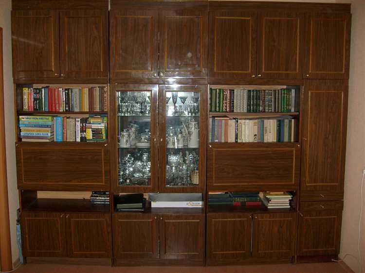 Использование декоративных элементов для смягчения образа стенки