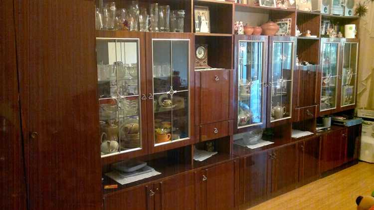 Интеграция советской стенки в зоны гостиной и кабинета