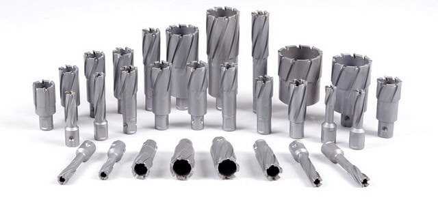 При выборе сверла для металла стоит обращать внимание на форму спирали и качество поверхности наконечника. Спиральная канавка должна быть ровной и гладкой для стабильного отвода стружки. Покрытие режущей части – например, undefinedнитрид титана</em> – увеличивает износостойкость и снижает трение. Такие особенности конструкции позволяют снизить риск перегрева и деформации заготовки.»></p>
<p>Если требуется подобрать вариант под конкретный стиль статьи, например, для интернет-магазина с акцентом на практическое применение или для технического блога с углублённым анализом характеристик, стоит выделять ключевые параметры: <strong>угол заточки</strong>, <strong>тип заточки</strong>, <strong>наличие покрытия</strong>. Это поможет читателям сориентироваться при выборе и избежать ошибок при работе с различными видами металлов.</p>
<p><img decoding=