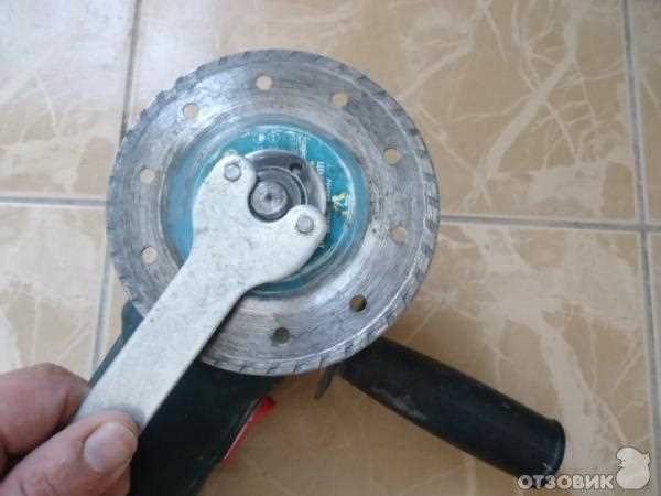 Как зафиксировать диск для безопасного откручивания гайки