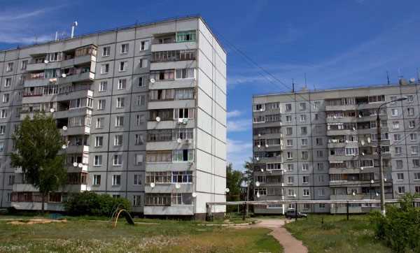Как определяется высота одного этажа в стандартных зданиях?