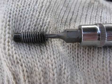 Болт прокручивается в резьбе как вытащить