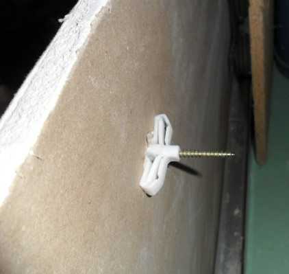 Использование дюбелей-бабочек для крепления плинтуса