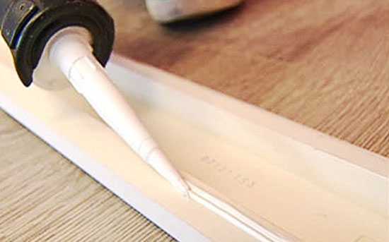 Монтаж плинтуса на саморезы с усилением конструкции