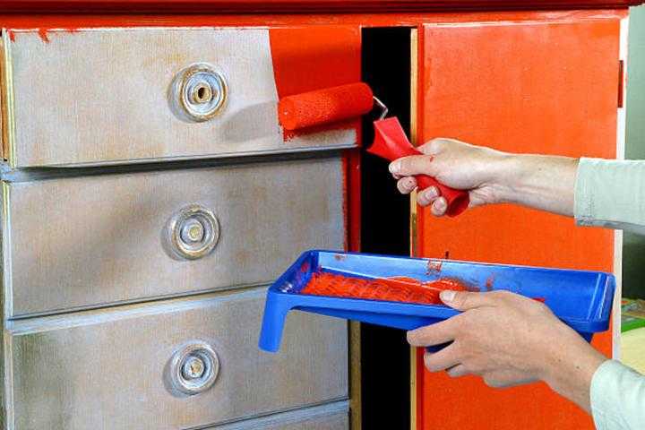 Каким инструментом удобнее работать на углах и в труднодоступных местах