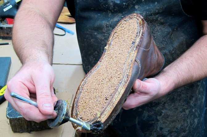 Как правильно нанести защитное средство на подошву