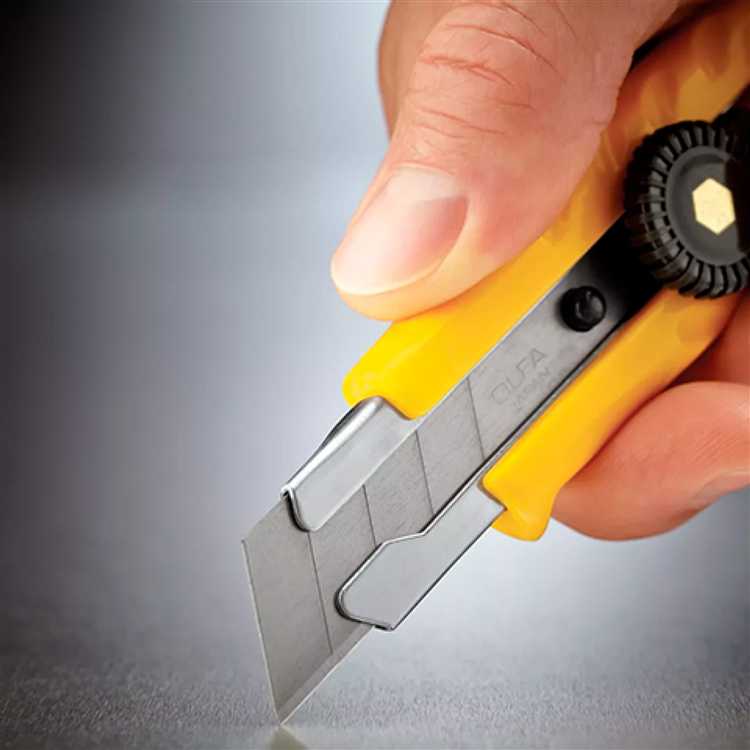 Как обрезать пластиковые элементы без специального ножа