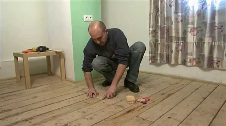 Использование деревянных клиньев и полосок для заполнения щелей