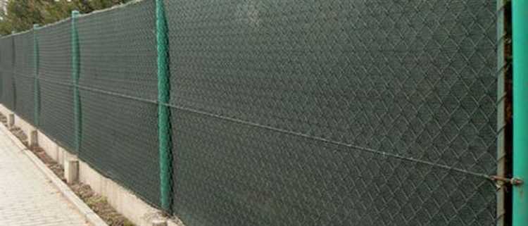 Монтаж деревянных реек поверх сетки рабицы