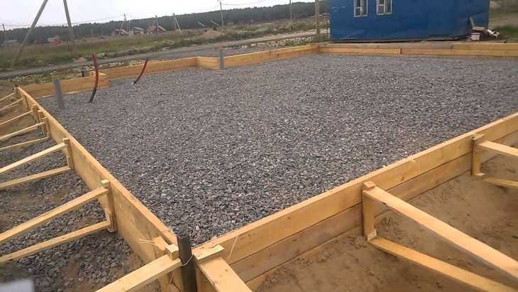 Щебень под фундаментную плиту: зачем и как его использовать
