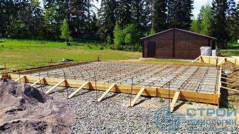 Укладка армирующей сетки и заливка стяжки пола