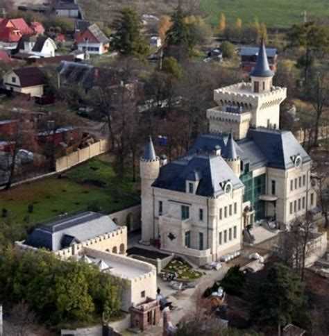 Где замок галкина и пугачевой на карте
