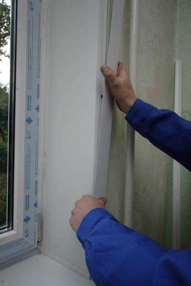 Процесс изготовления начинается с точного замера проёма и вырезки заготовки с учётом теплового расширения. Особое внимание уделяется качеству кромок – их обрабатывают методом ламинирования или запечатывания, чтобы избежать расслоения и попадания влаги.