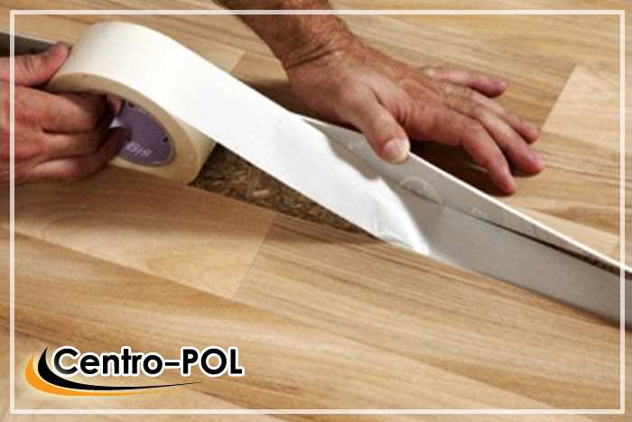 Приклеивание линолеума и удаление пузырей