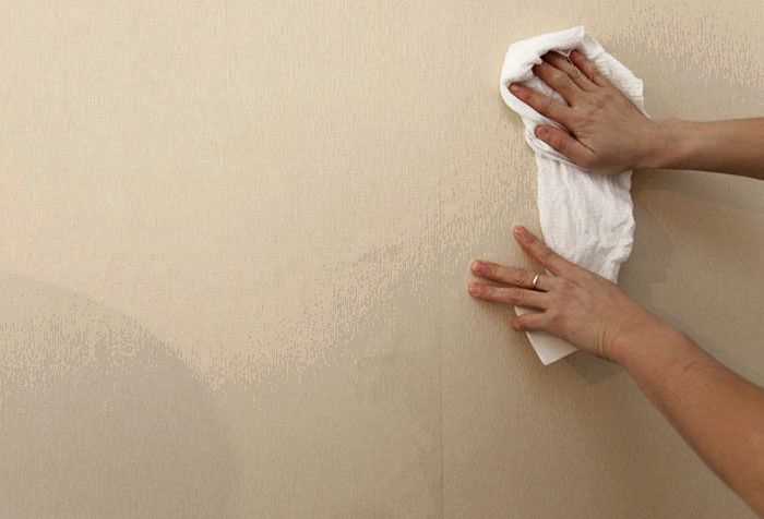 Удаление излишков клея и разглаживание стыков