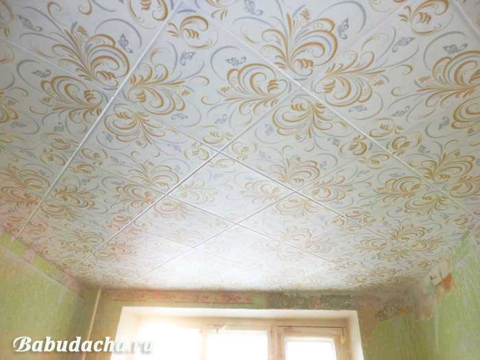 Как устранить щели между плитками и завершить отделку потолка