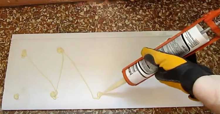 Нанесение клея и приклеивание первой панели