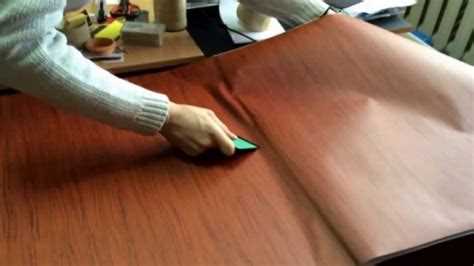 Как клеить самоклеющуюся пленку на стену