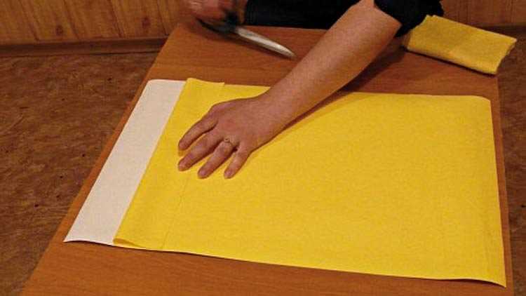 Как обрезать пленку по краям стены