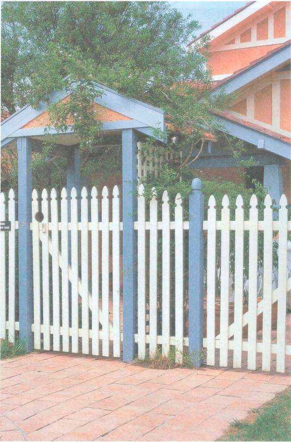 Для undefinedклассических деревянных заборов</em> рекомендуется техника «рамка»: основное полотно окрашивается в светлый цвет, а обрамление и элементы крепления – в тёмный. Это подчёркивает структуру и делает конструкцию визуально аккуратной.»></p>
<p>Сложные узоры – ромбы, клетки, волны – требуют предварительной разметки. Используются трафареты или направляющие планки. Для яркости рисунка подбираются краски с одинаковой степенью глянца и укрывистости. Работу ведут поэтапно: сначала наносят базовый слой, затем второй цвет – строго после полного высыхания первого.</p>
<p><strong>Акриловые фасадные краски</strong> лучше удерживают цвет, не выгорают и защищают древесину. Для металла применяются специальные эмали с антикоррозийными добавками. При создании узоров важно использовать малярную ленту: она позволяет добиться чётких границ и избежать подтёков.</p>
<h2>Подготовка поверхности перед нанесением краски</h2>
<p><img decoding=