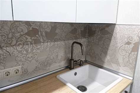 Установка декоративных уголков и финишных планок