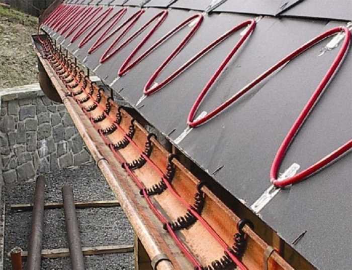 Подготовка поверхности водосточного желоба перед установкой кабеля