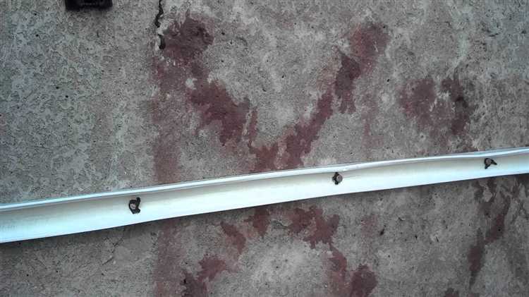 Как избежать повреждений кабеля при креплении канала