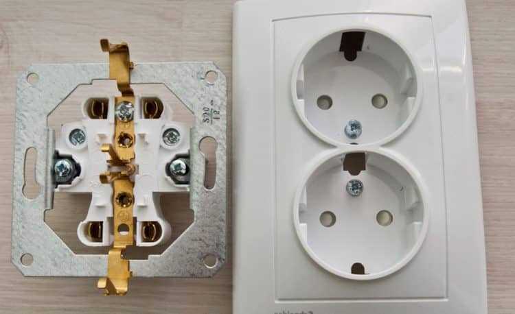 Фиксация розетки на деревянной стене без подрозетника