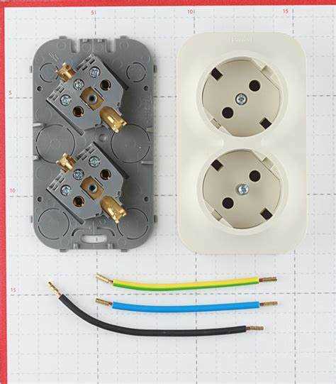 Как крепить розетку к стене