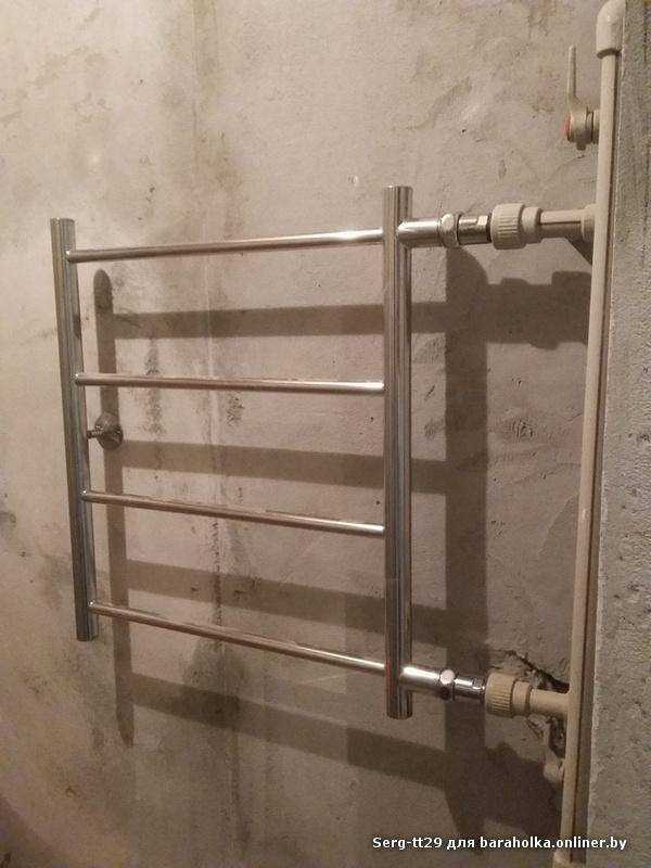 Подготовка стены и инструментов для монтажа полотенцесушителя