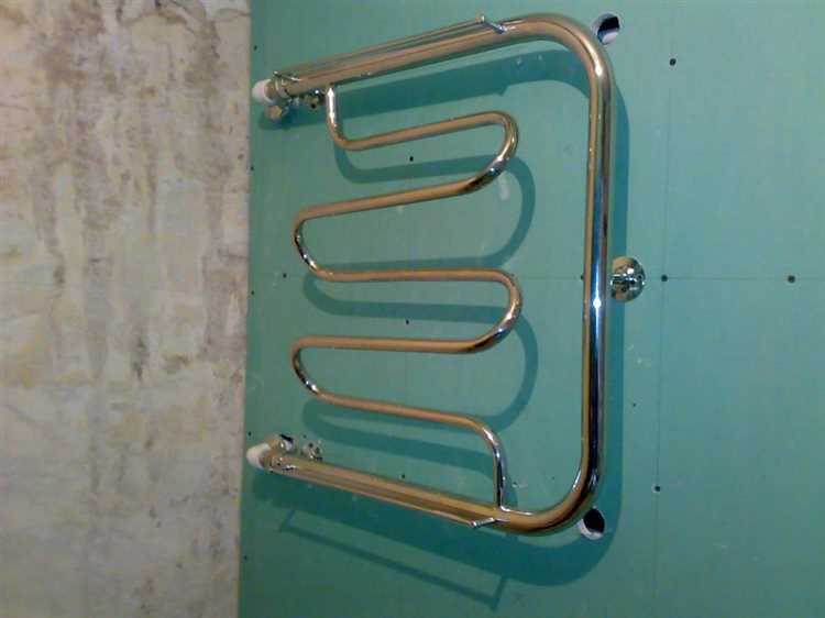 Как крепится полотенцесушитель к стене в ванной комнате