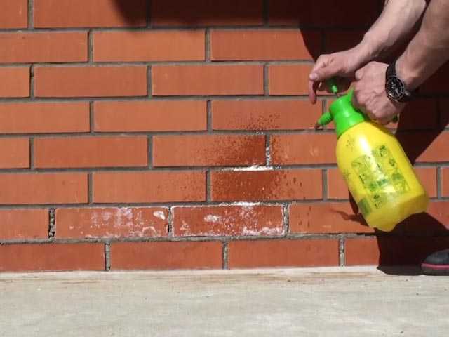 Механическая чистка кирпича от строительной пыли и раствора