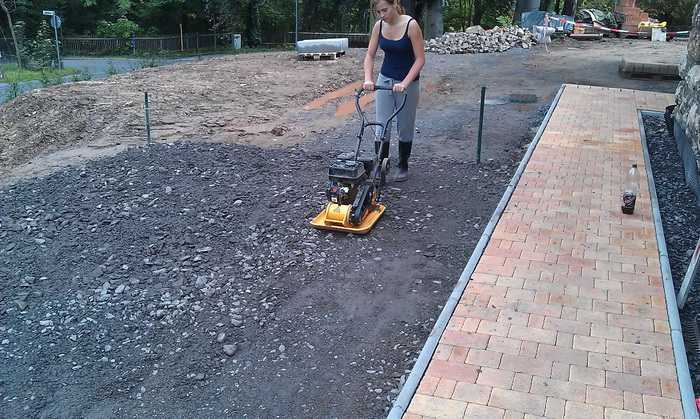 Разметка парковки с помощью краски или вмонтированных элементов