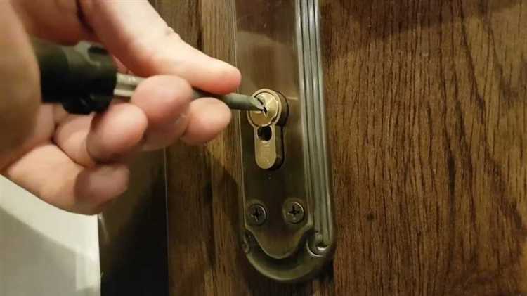 Как открыть дверь если сломался ключ