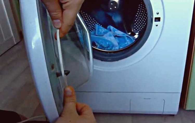 Как разблокировать дверцу вручную через сервисный люк