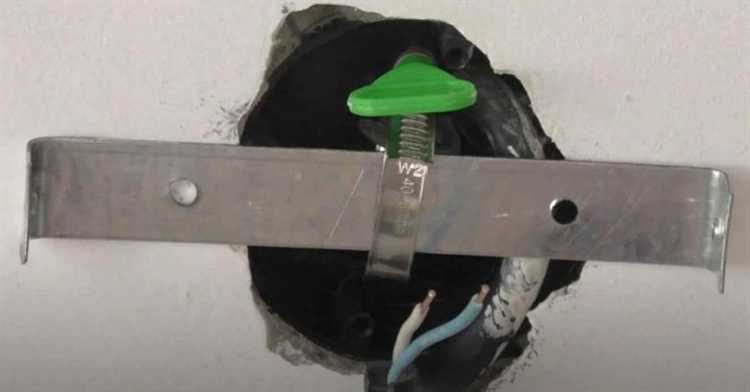 Установка потолочного крюка с распорным механизмом