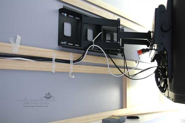 Как зафиксировать телевизор на кронштейне