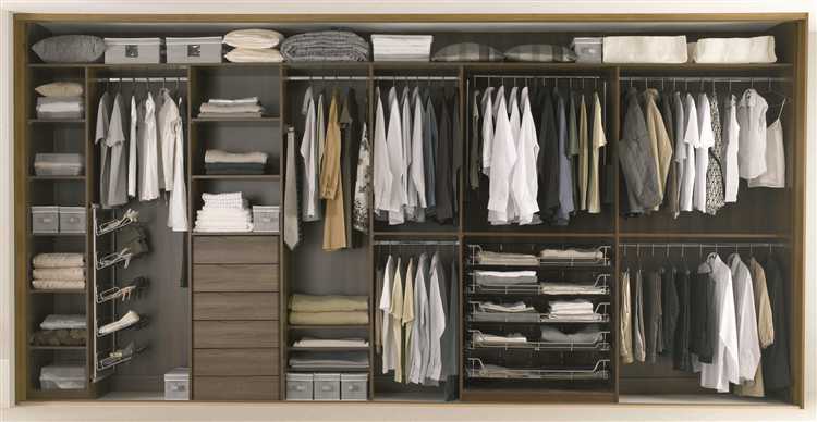 Освещение и зеркала внутри шкафа: практические советы