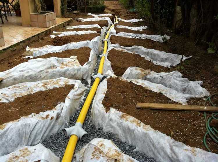 Разметка и рытьё траншей для дренажных труб