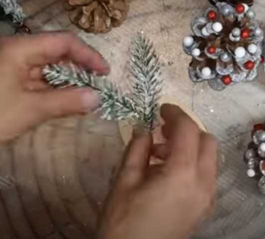 Как сделать елку из шишек