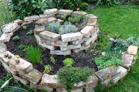 Выбор подходящего типа кирпича для уличной клумбы