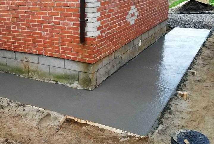 Как сделать отмостку вокруг дома на участке с уклоном