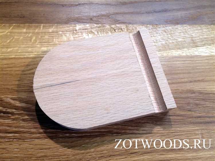 Для декоративного эффекта и дополнительной защиты можно использовать undefinedморилки</em>. Они придают древесине оттенок, сохраняя при этом видимую текстуру. Морилку наносят перед маслом или лаком, равномерно распределяя и удаляя излишки через 10–15 минут.»></p>
<p>Обратите внимание, что для подставки, часто контактирующей с руками и влагой, лучше избегать толстых пленочных покрытий, которые могут трескаться или отслаиваться со временем.</p>
<h2>Финальная сборка и проверка устойчивости подставки</h2>
<p><img decoding=